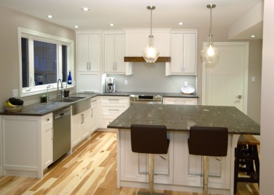 Complete L-shape kitchen with island.